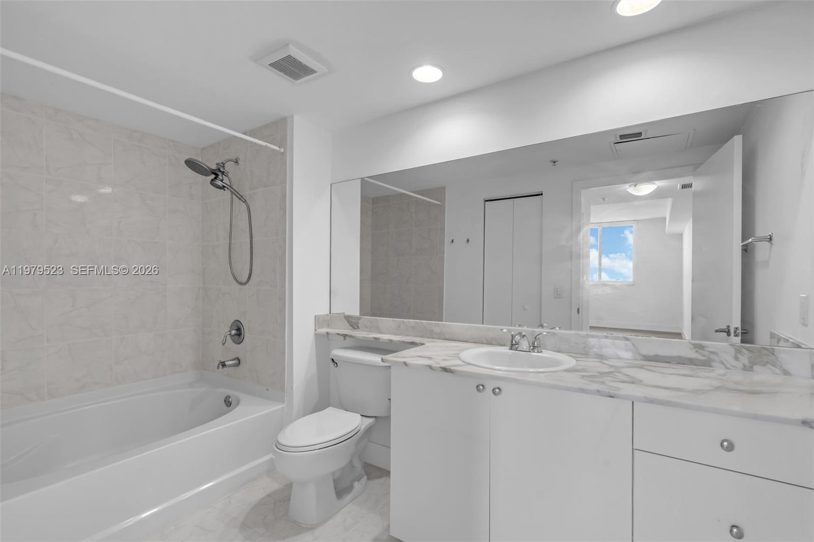 image The Venture at Aventura15