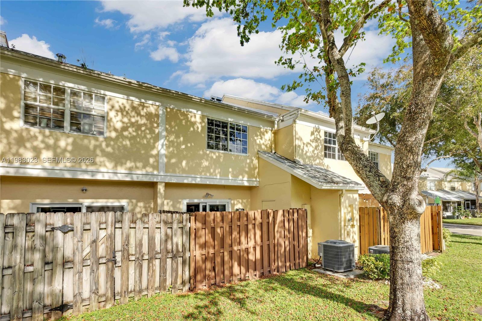 2881 S Cambridge Ln Cooper City, FL 33026