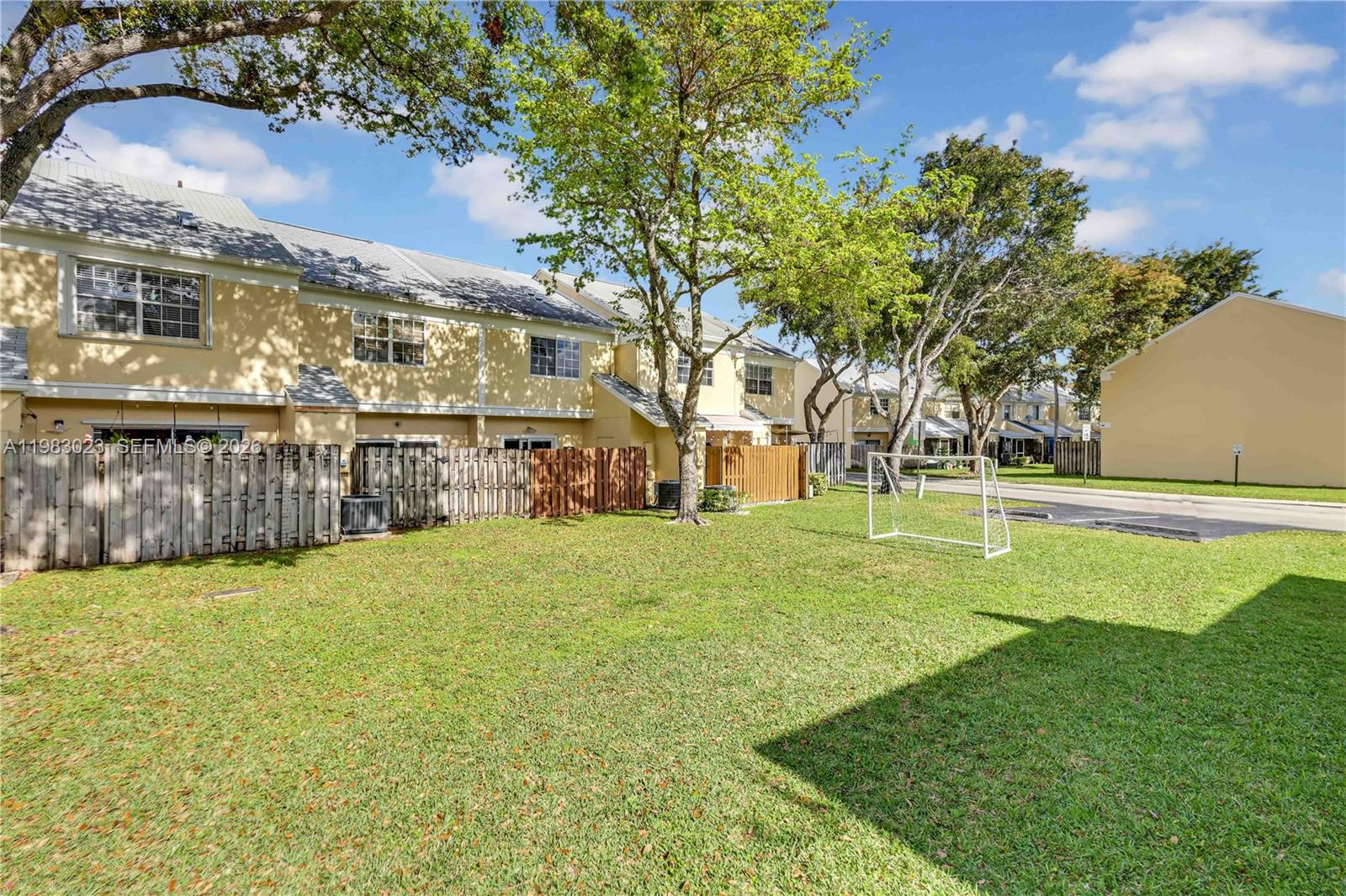 2881 S Cambridge Ln Cooper City, FL 33026