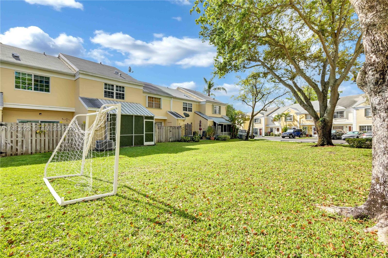 2881 S Cambridge Ln Cooper City, FL 33026