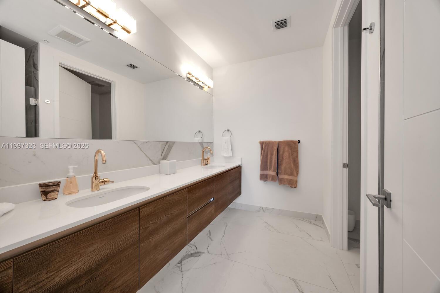 301 Altara Ave #LPH914 Coral Gables, FL 33146