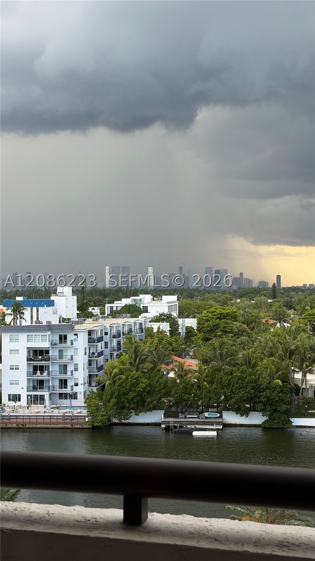 2555 Collins Ave #910