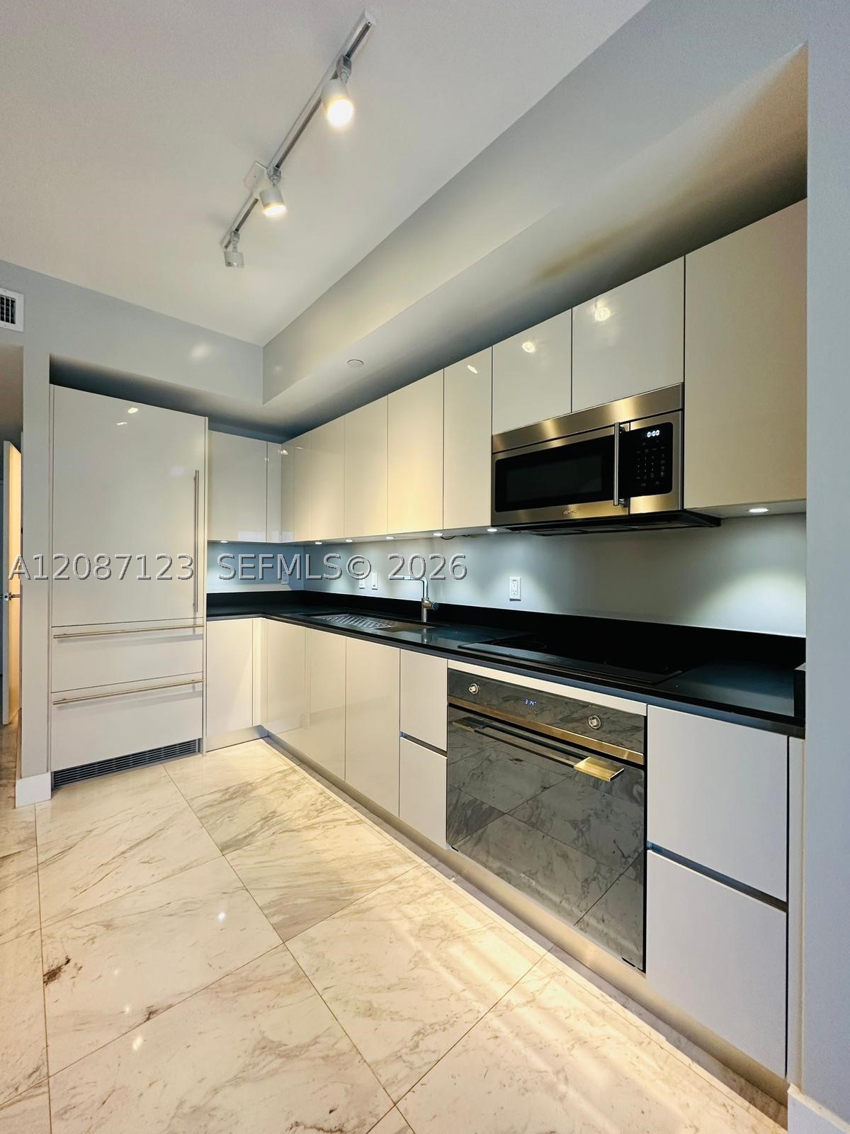 1010 Brickell Ave #4208