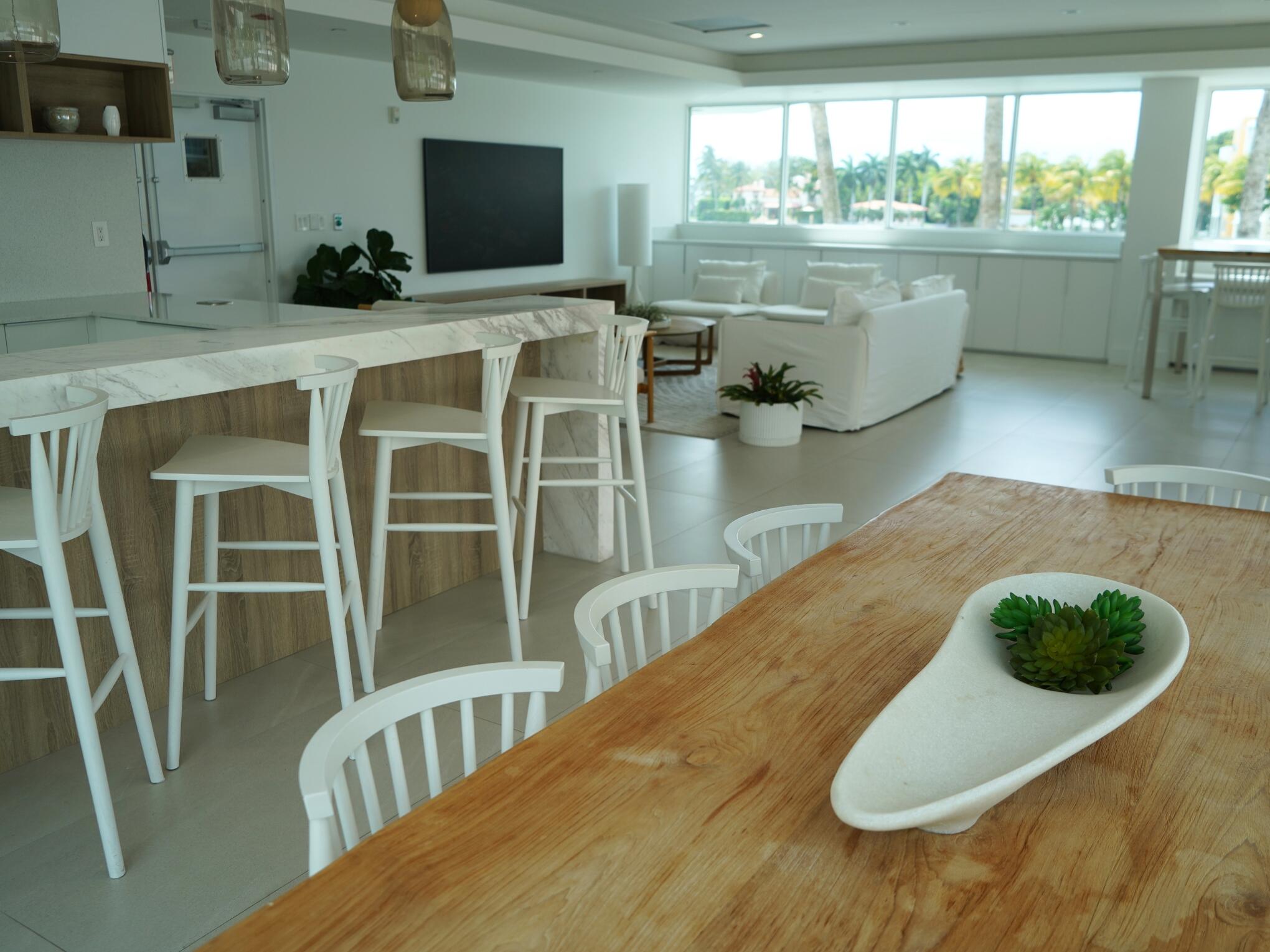 5900 Collins #601 Miami Beach, FL 33140