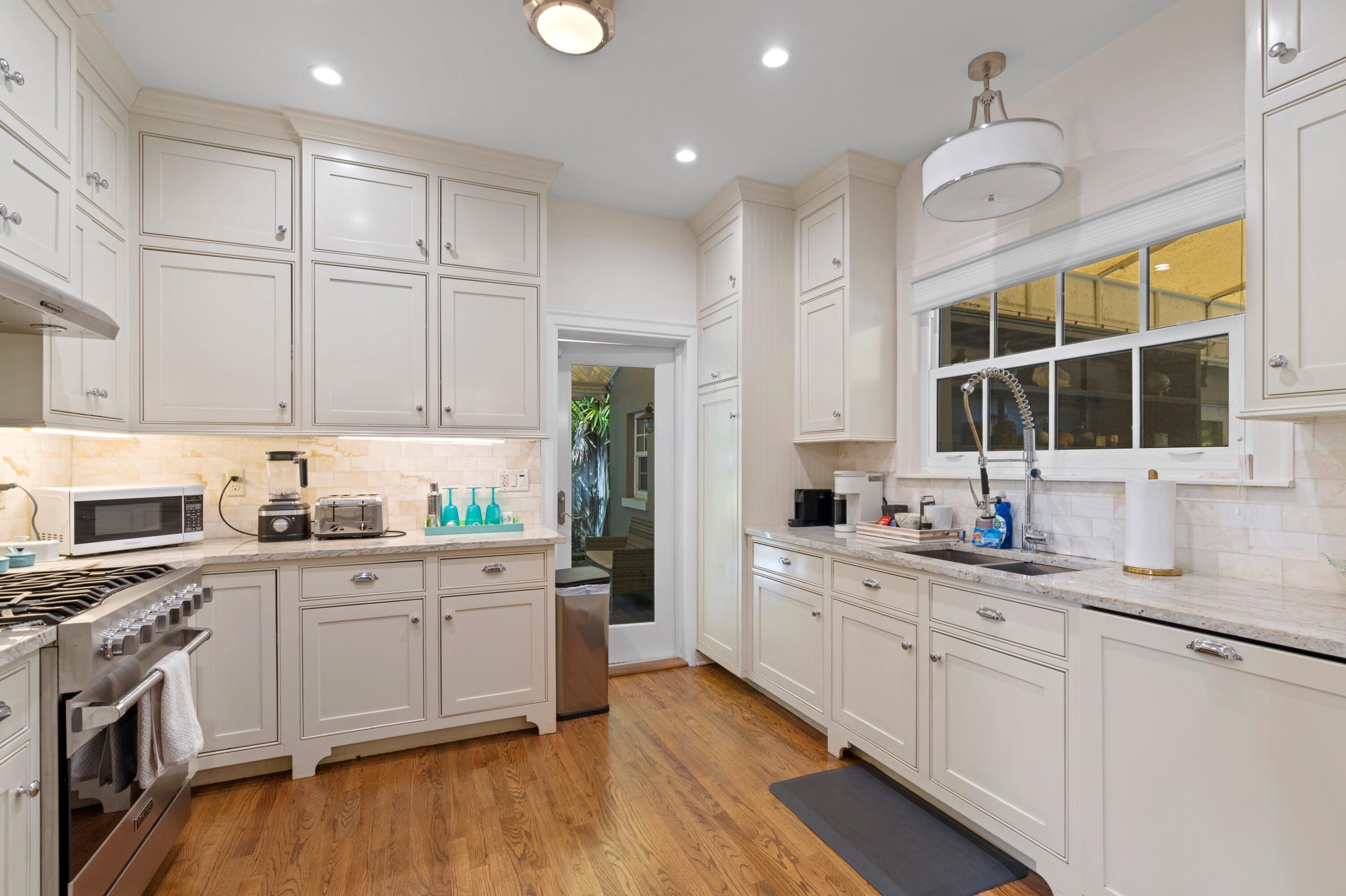 733 Sunset West Palm Beach, FL 33401