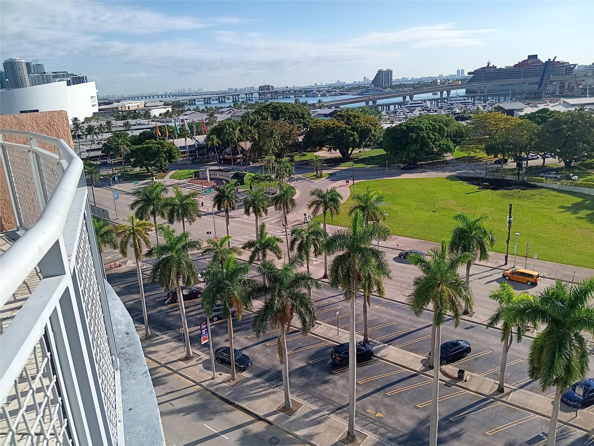 image Vizcayne South33