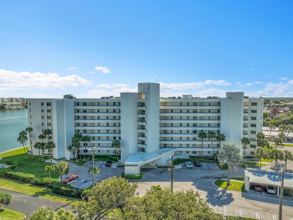 19800 Sandpointe Bay #204 Tequesta, FL 33469