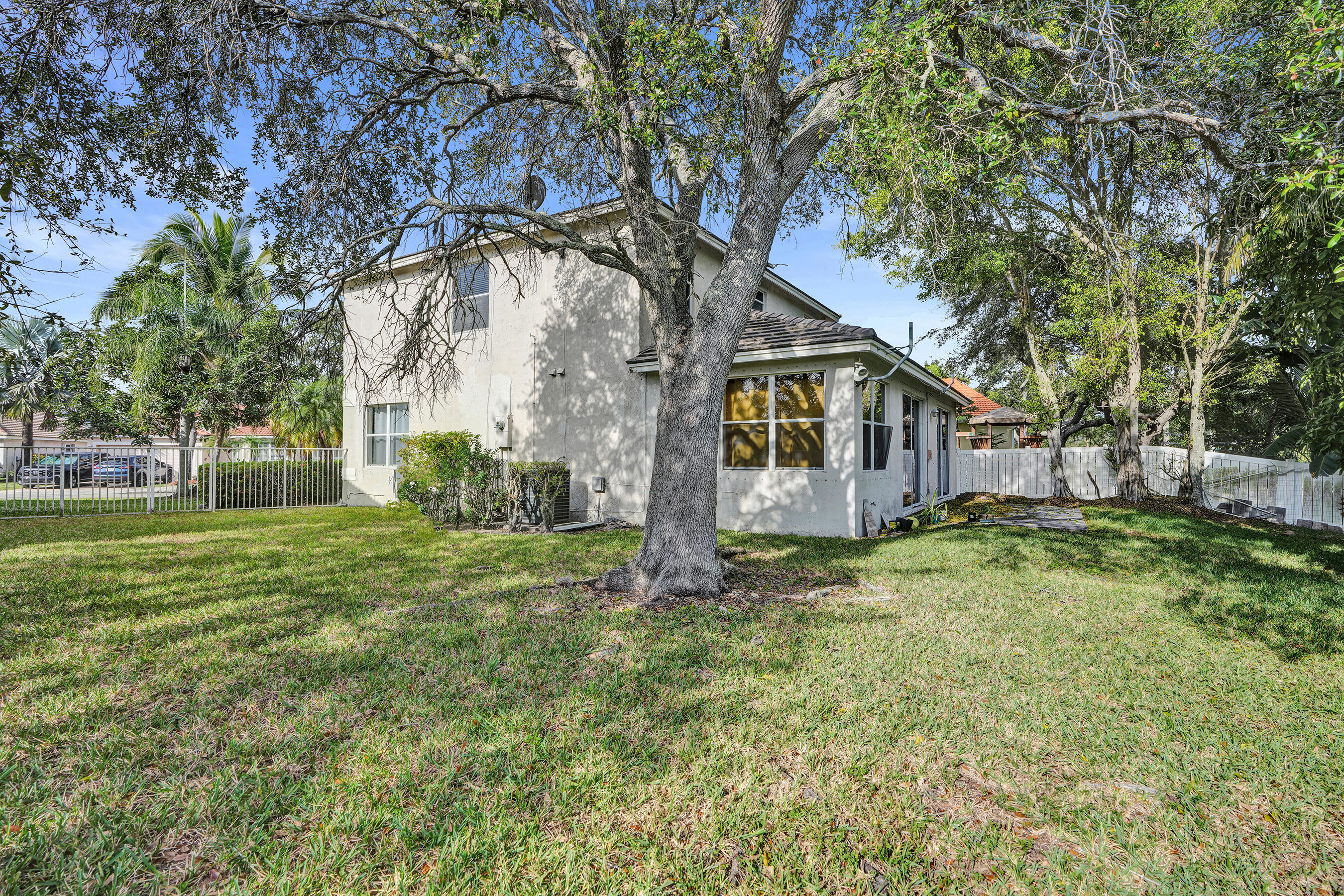 2389 NW 162nd Pembroke Pines, FL 33028