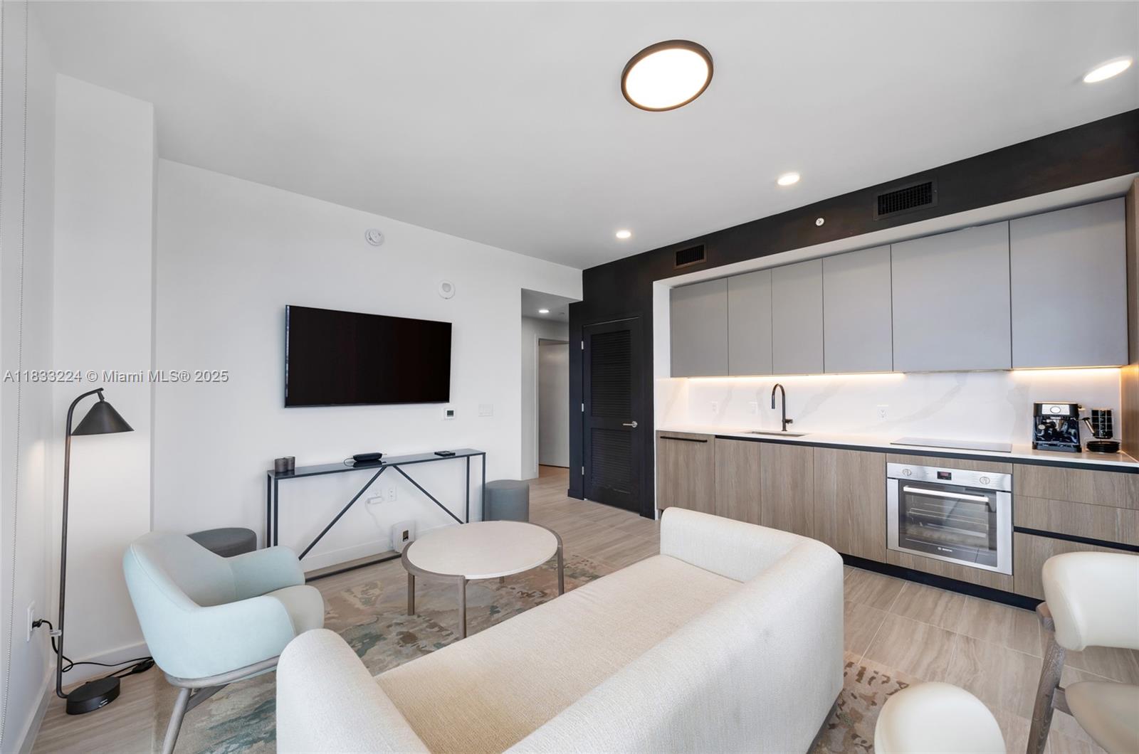 580 72th #910 Miami Beach, FL 31441