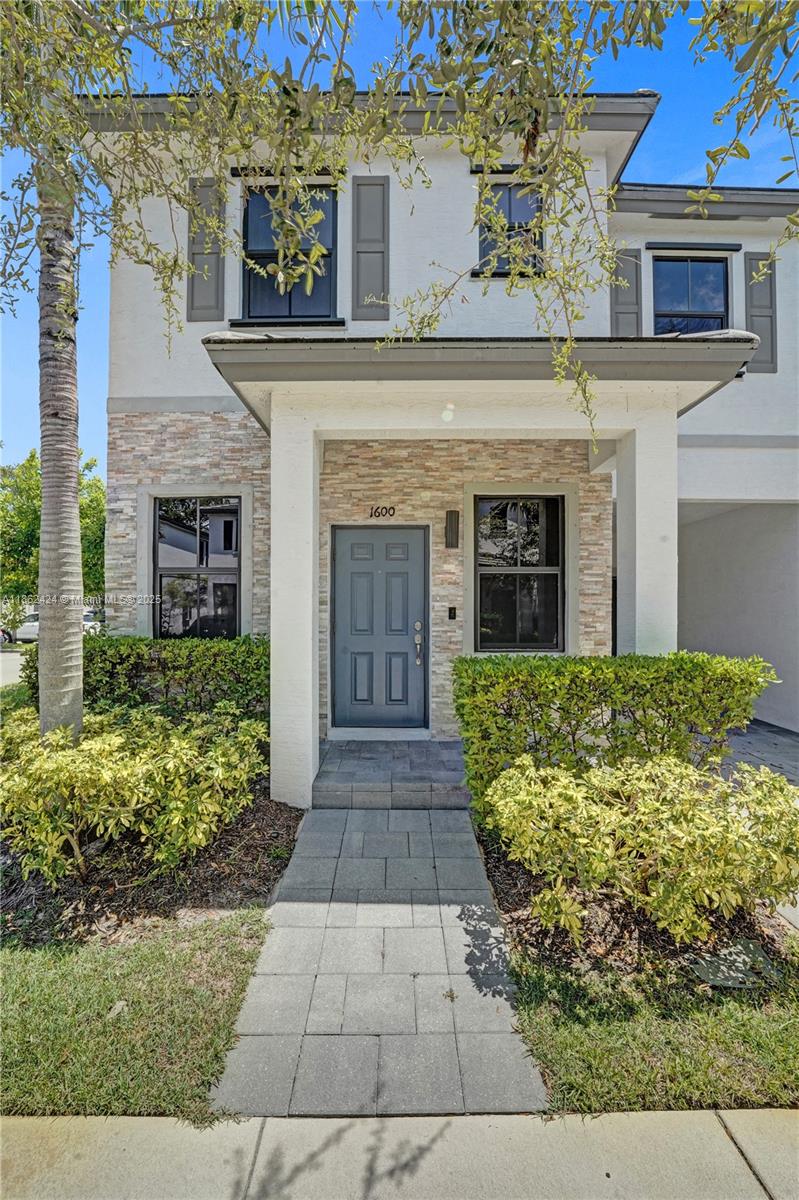 1600 SW 28th St