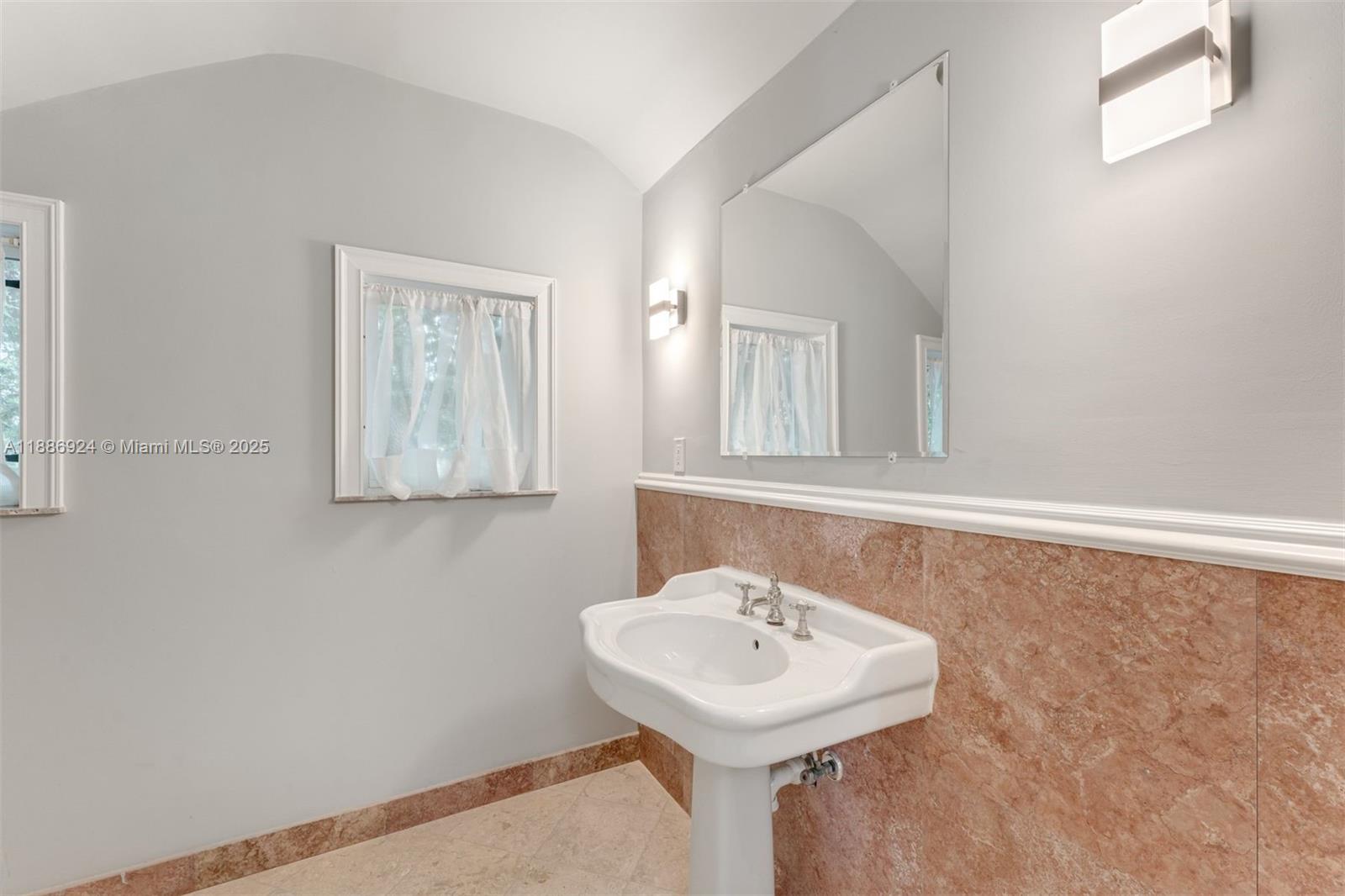 11 E Rivo Alto Dr Miami Beach, FL 33139