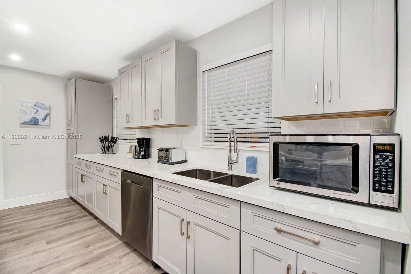 1024 NE 4th St Hallandale Beach, FL 33009