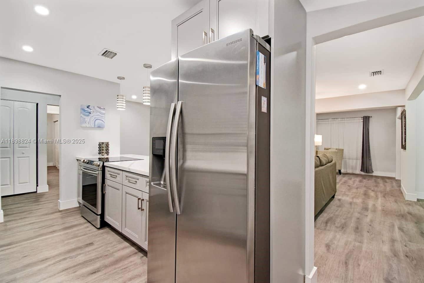 1024 NE 4th St Hallandale Beach, FL 33009