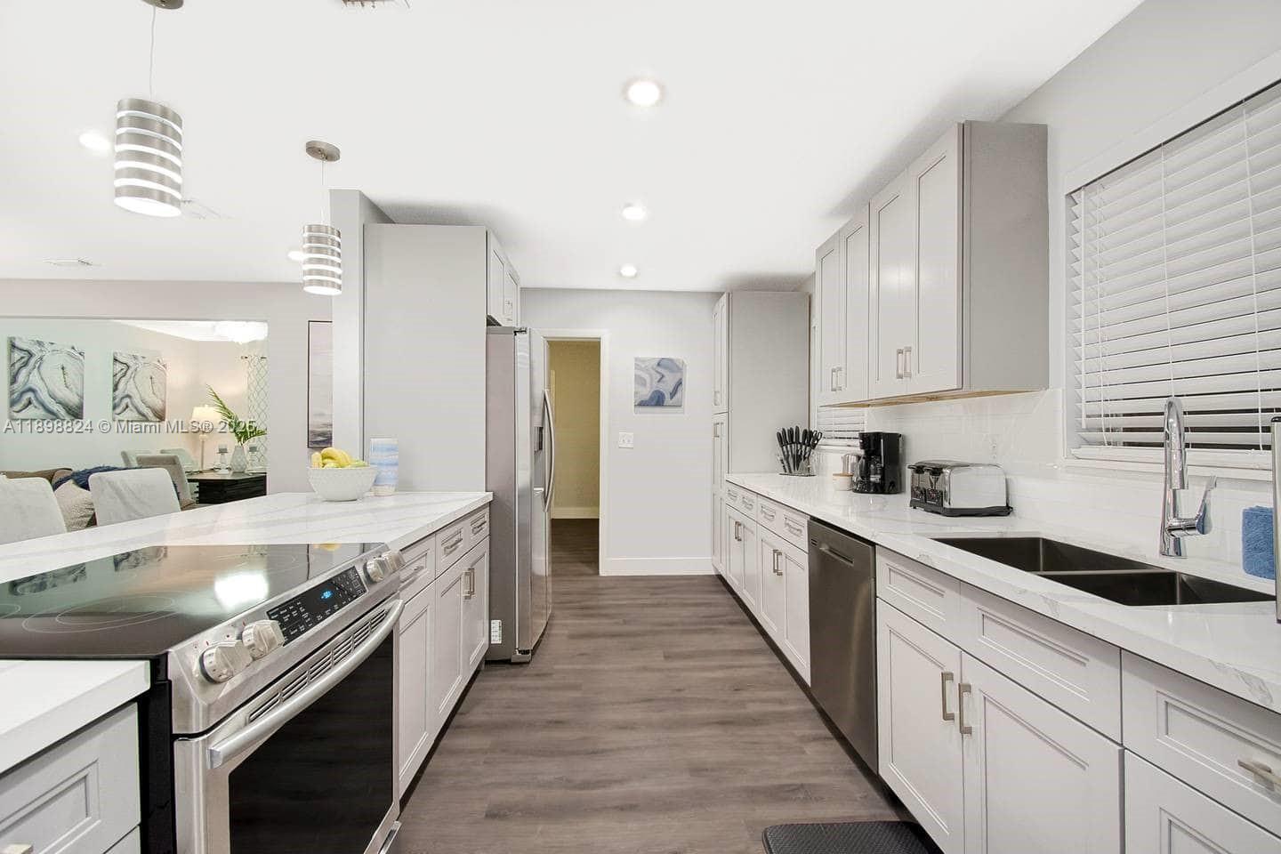 1024 NE 4th St Hallandale Beach, FL 33009