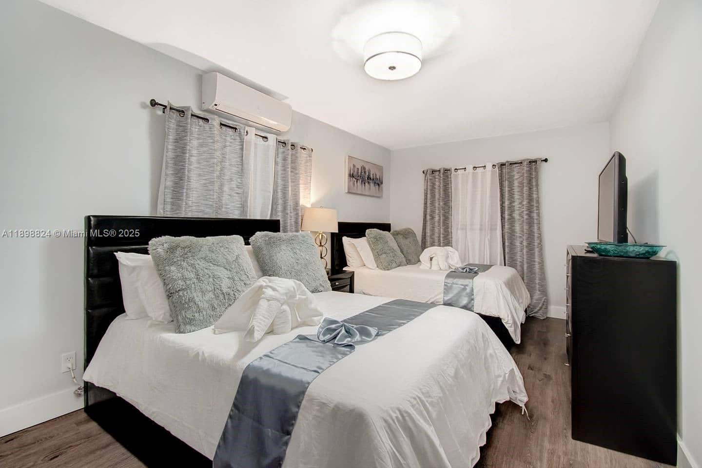 1024 NE 4th St Hallandale Beach, FL 33009