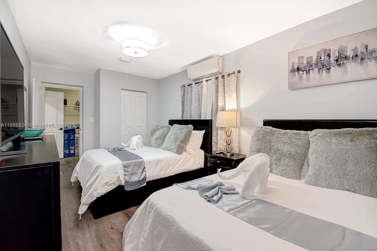 1024 NE 4th St Hallandale Beach, FL 33009