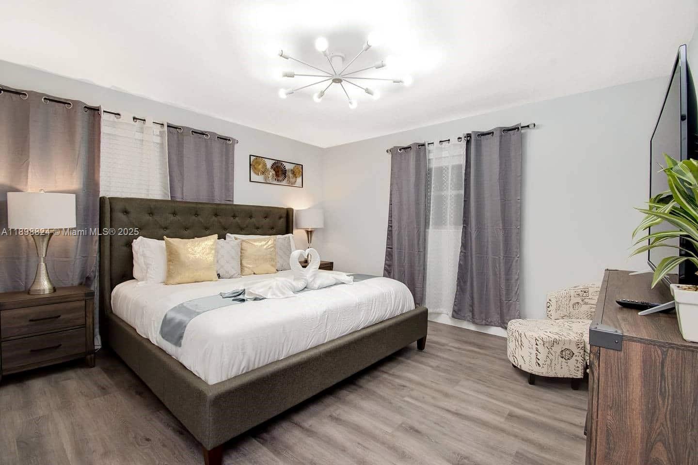 1024 NE 4th St Hallandale Beach, FL 33009