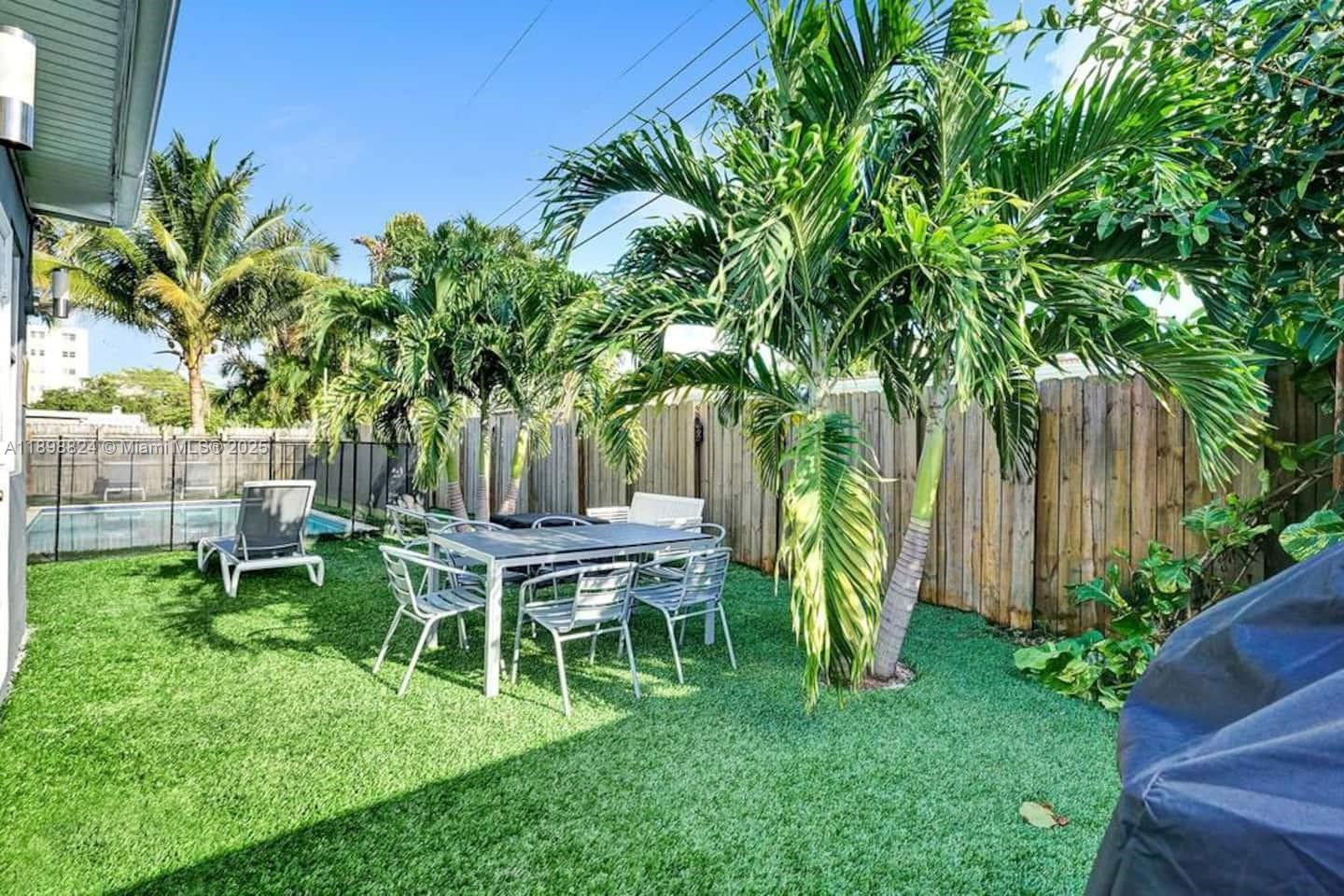 1024 NE 4th St Hallandale Beach, FL 33009