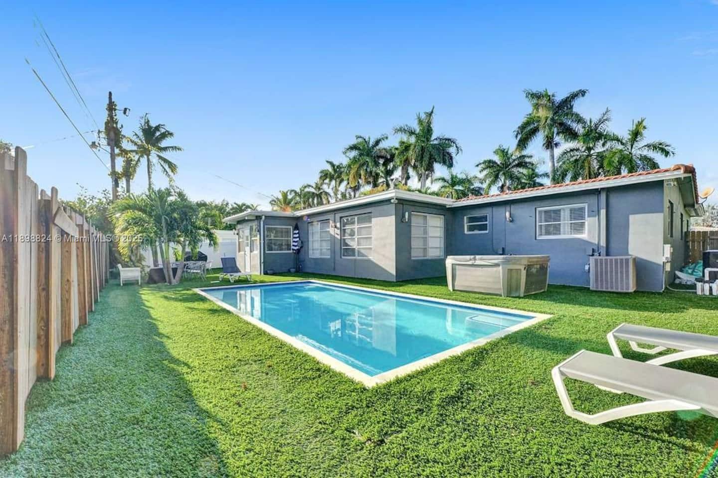 1024 NE 4th St Hallandale Beach, FL 33009