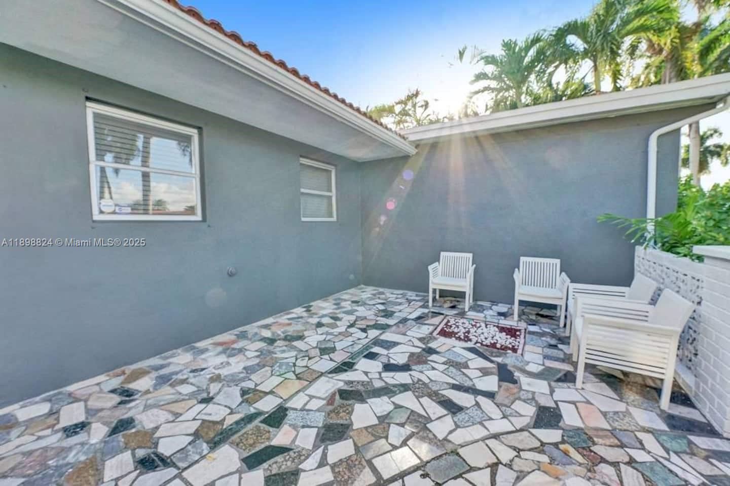 1024 NE 4th St Hallandale Beach, FL 33009