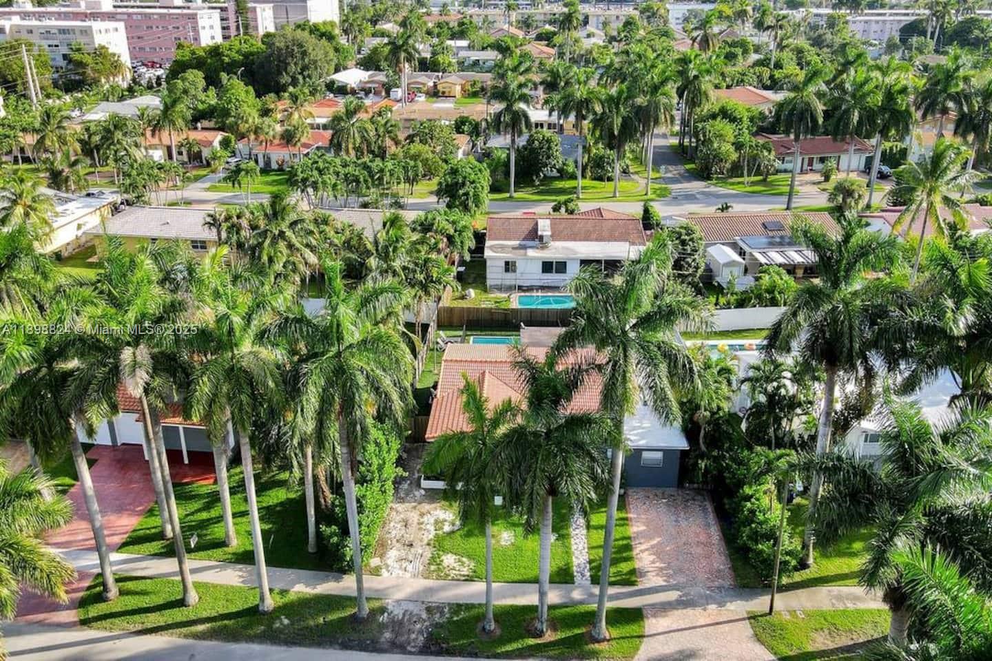 1024 NE 4th St Hallandale Beach, FL 33009