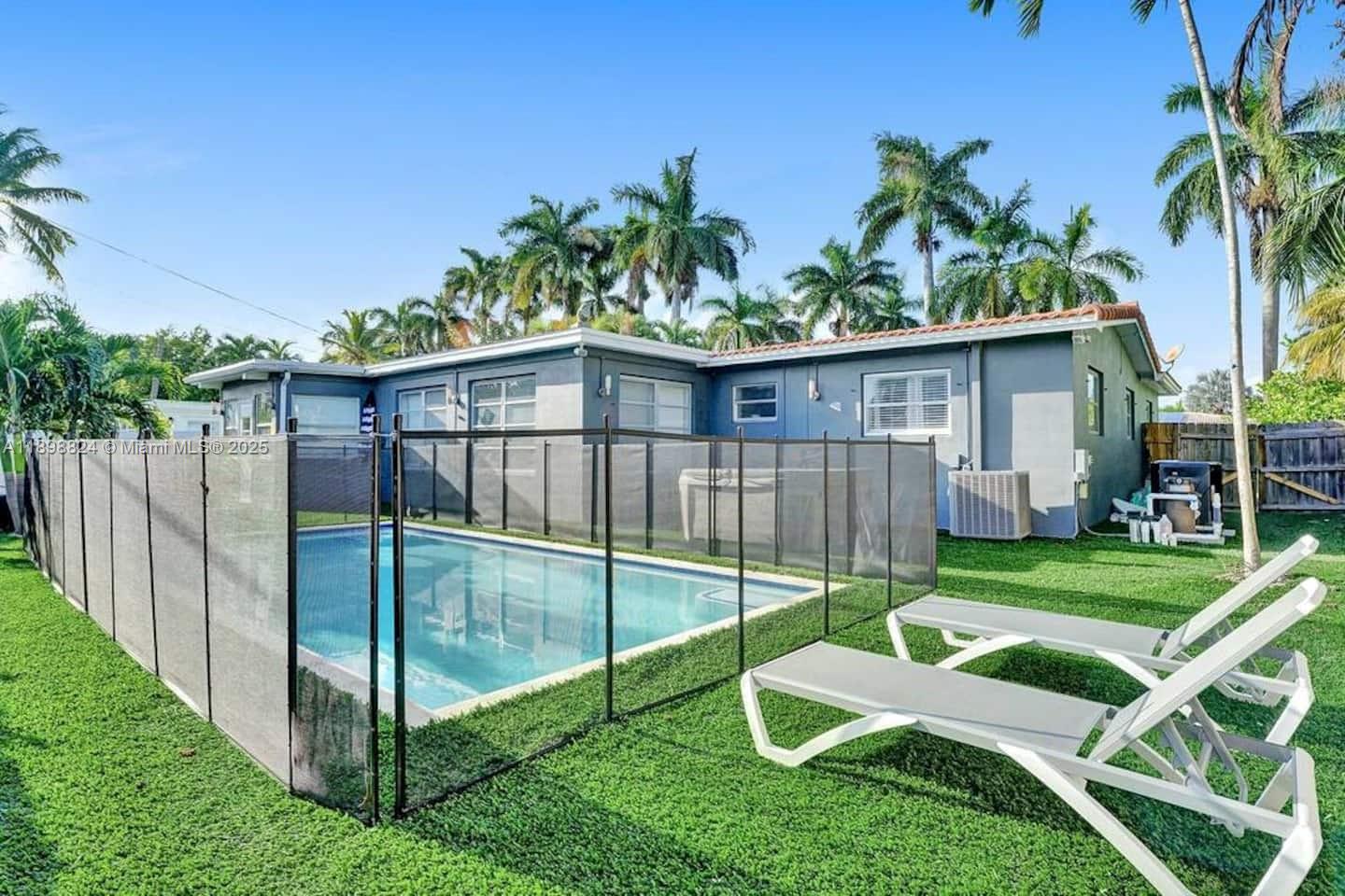 1024 NE 4th St Hallandale Beach, FL 33009