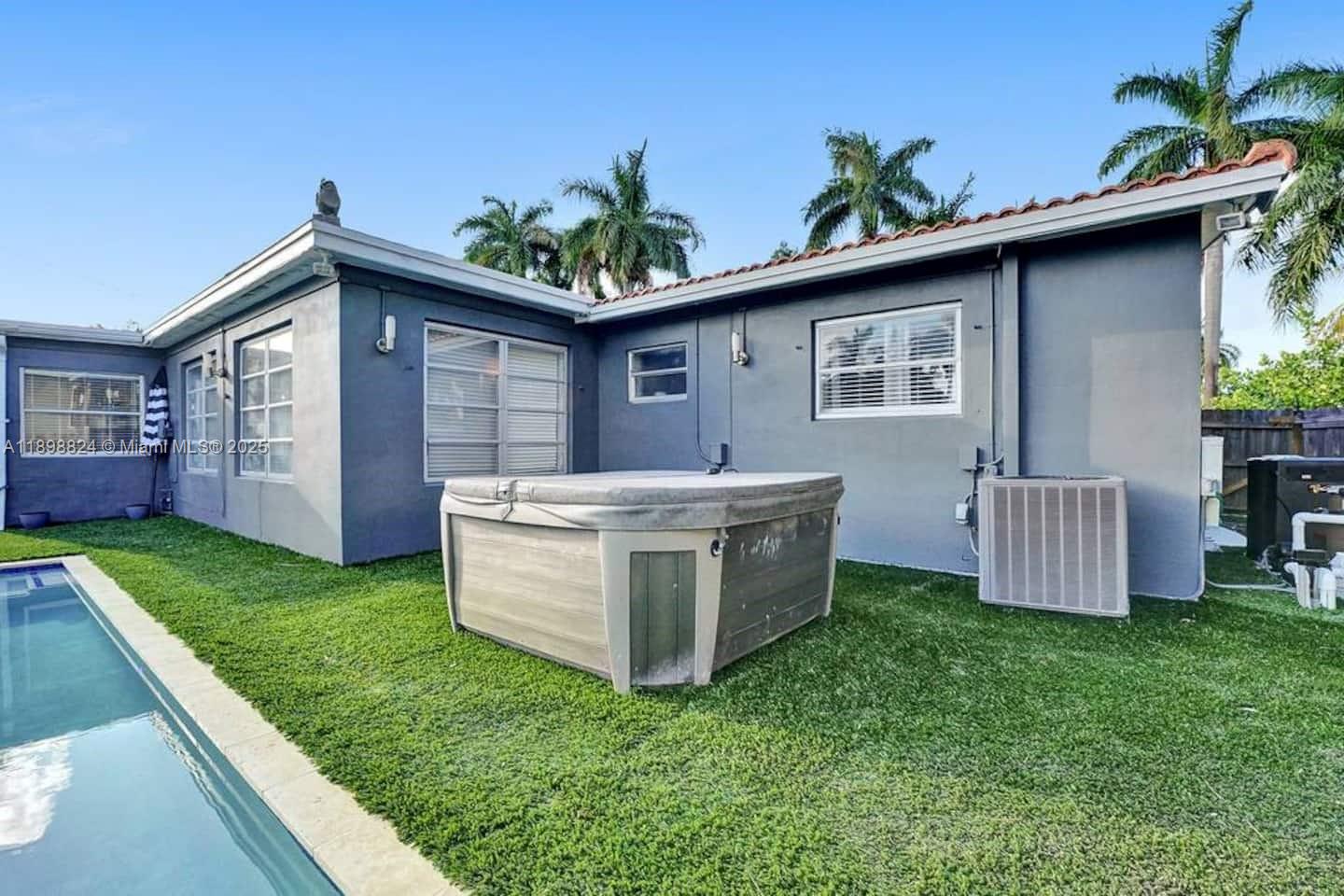 1024 NE 4th St Hallandale Beach, FL 33009