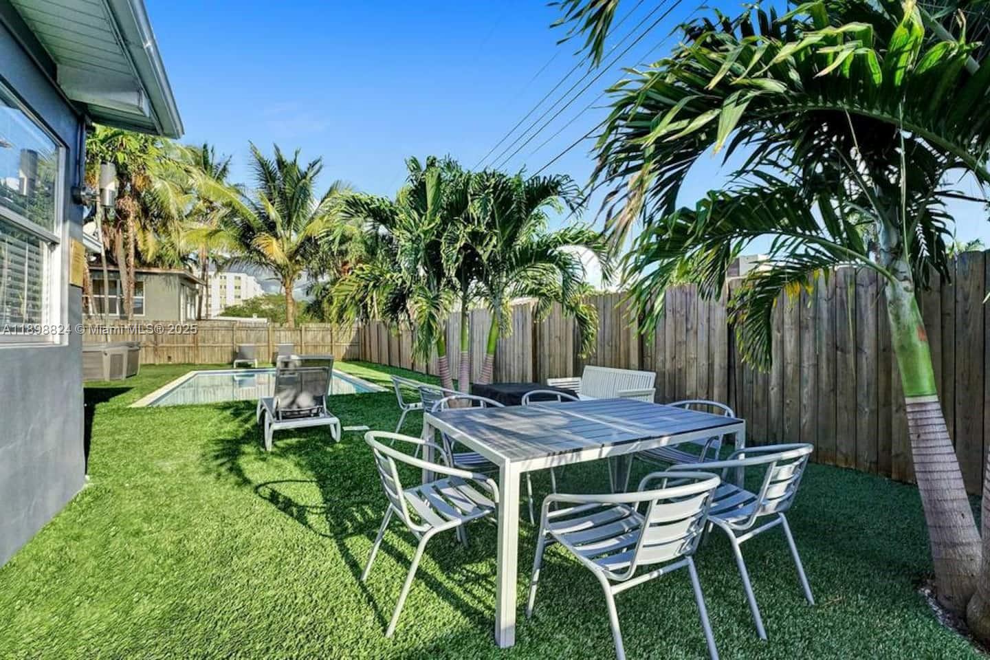 1024 NE 4th St Hallandale Beach, FL 33009