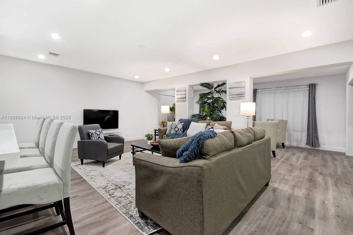 1024 NE 4th St Hallandale Beach, FL 33009