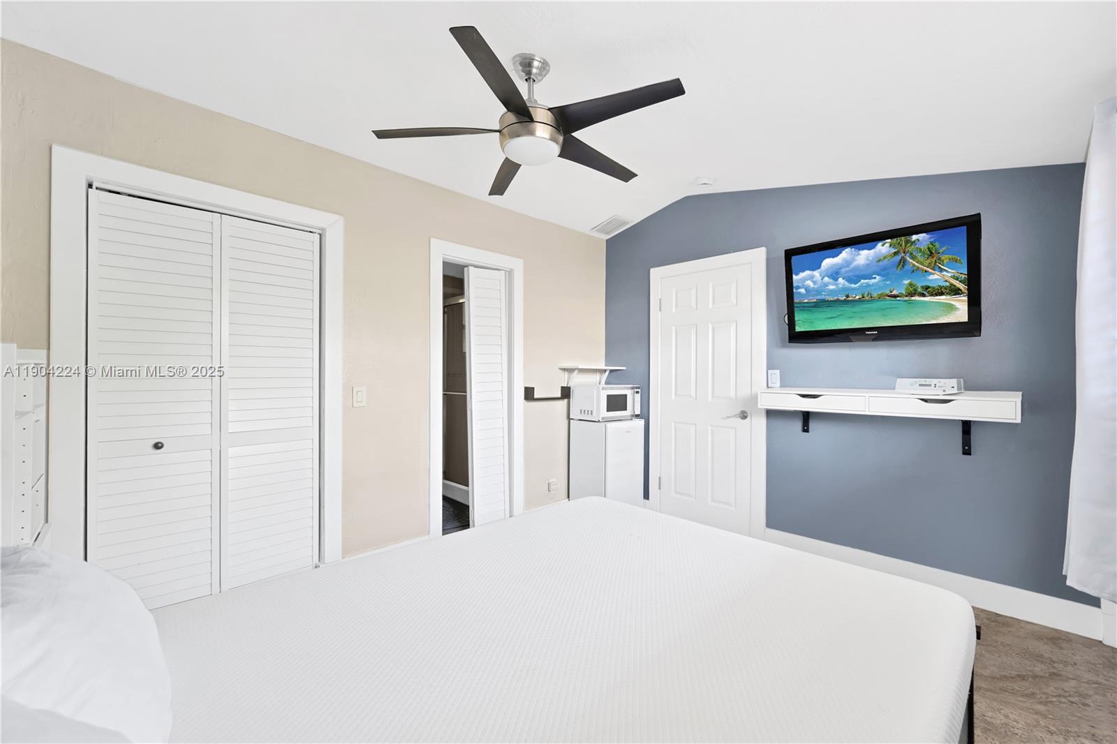 818 NE 3rd St #818 Hallandale Beach, FL 33009