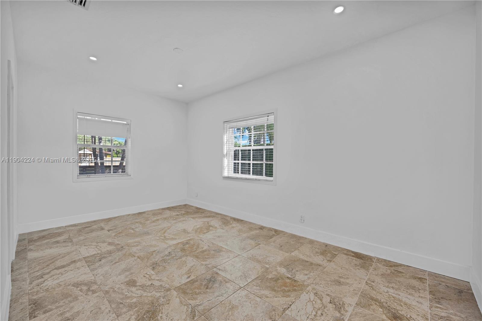 818 NE 3rd St #818 Hallandale Beach, FL 33009