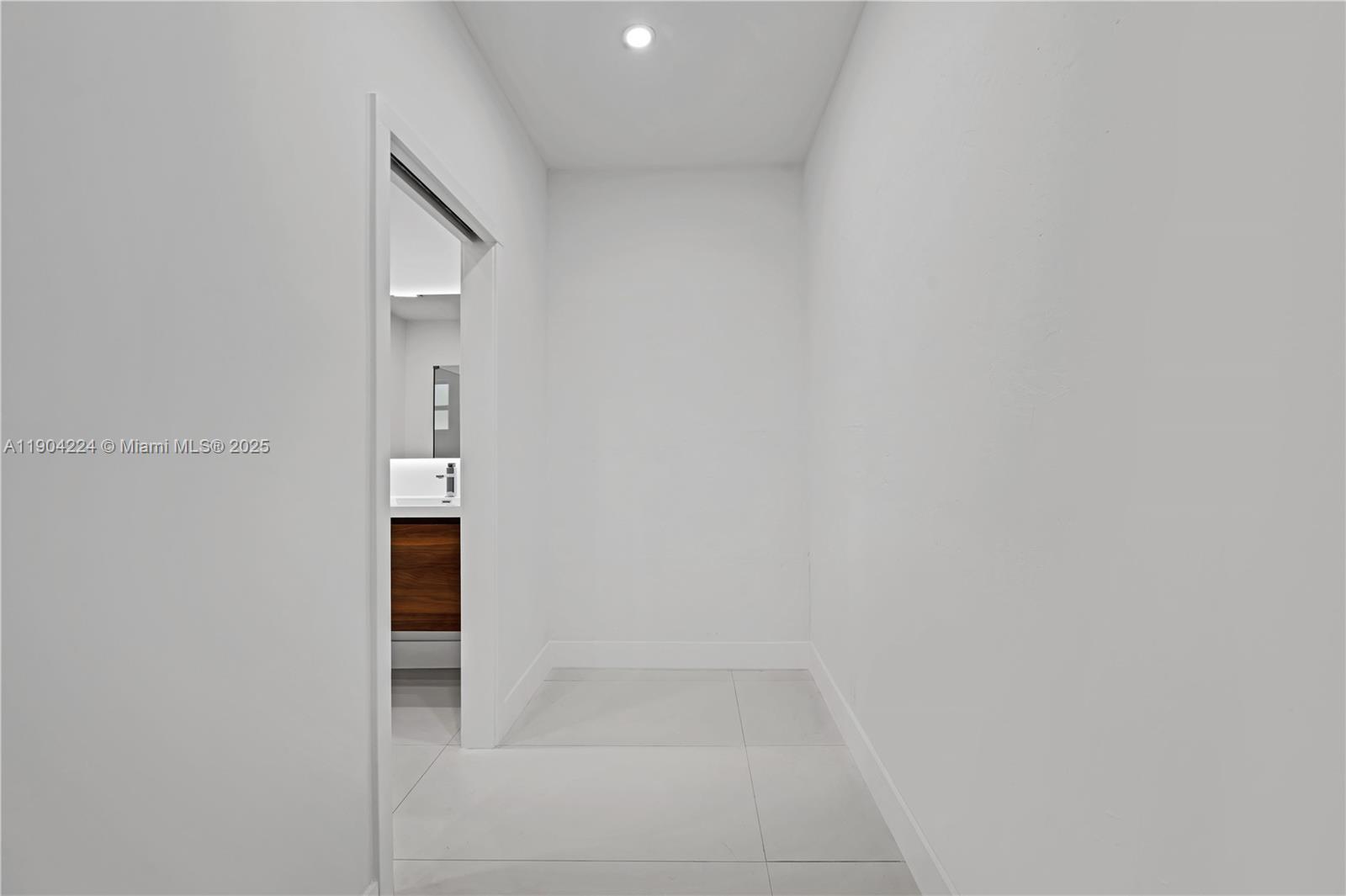 818 NE 3rd St #818 Hallandale Beach, FL 33009