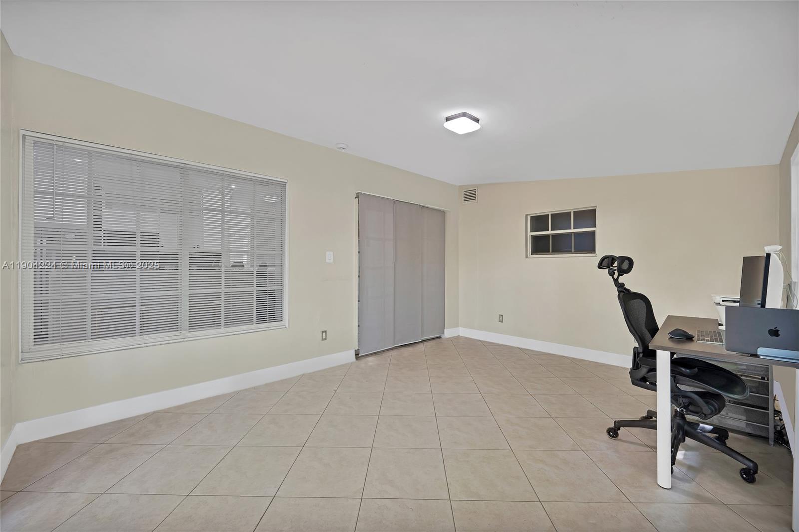 818 NE 3rd St #818 Hallandale Beach, FL 33009