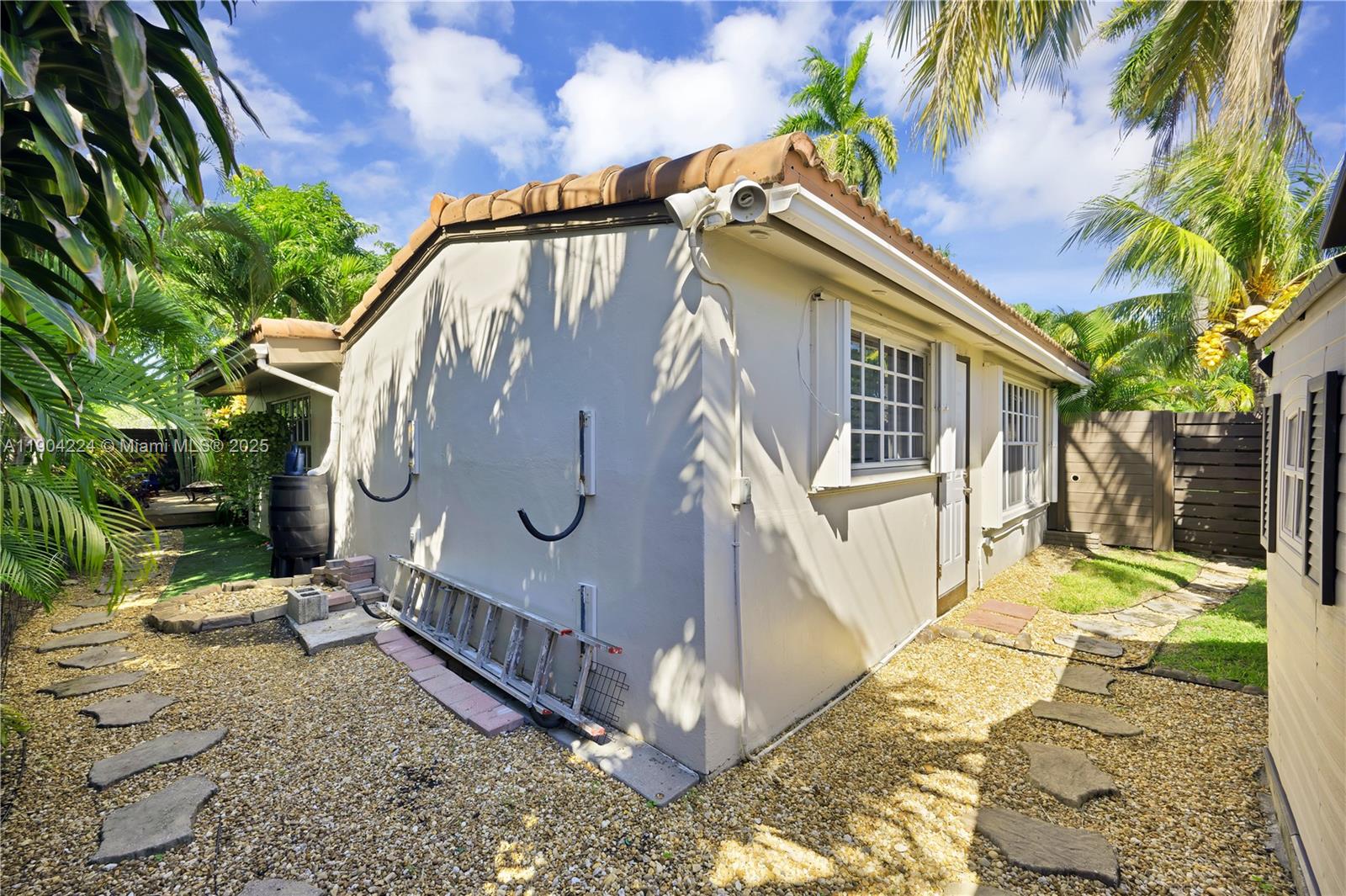 818 NE 3rd St #818 Hallandale Beach, FL 33009