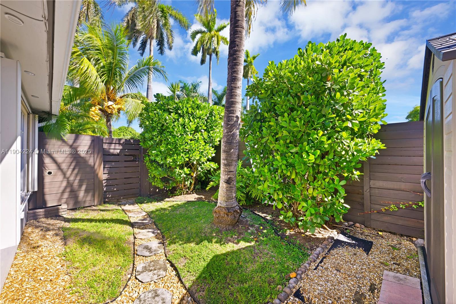 818 NE 3rd St #818 Hallandale Beach, FL 33009