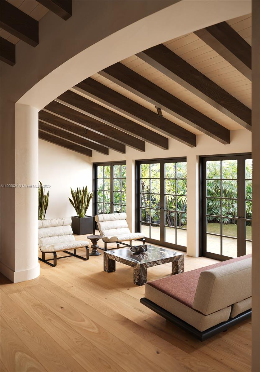 4727 N Bay Rd Miami Beach, FL 33140