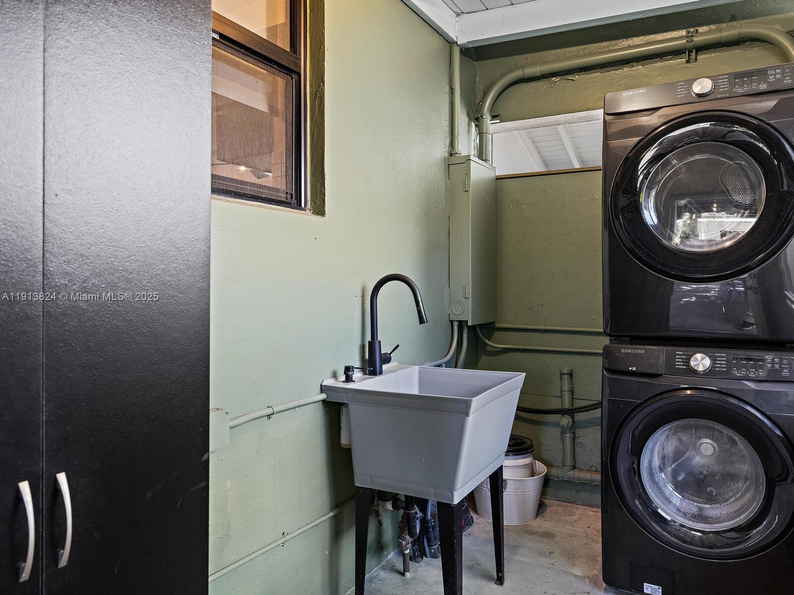 1009 NW 11th Ct Miami, FL 33136