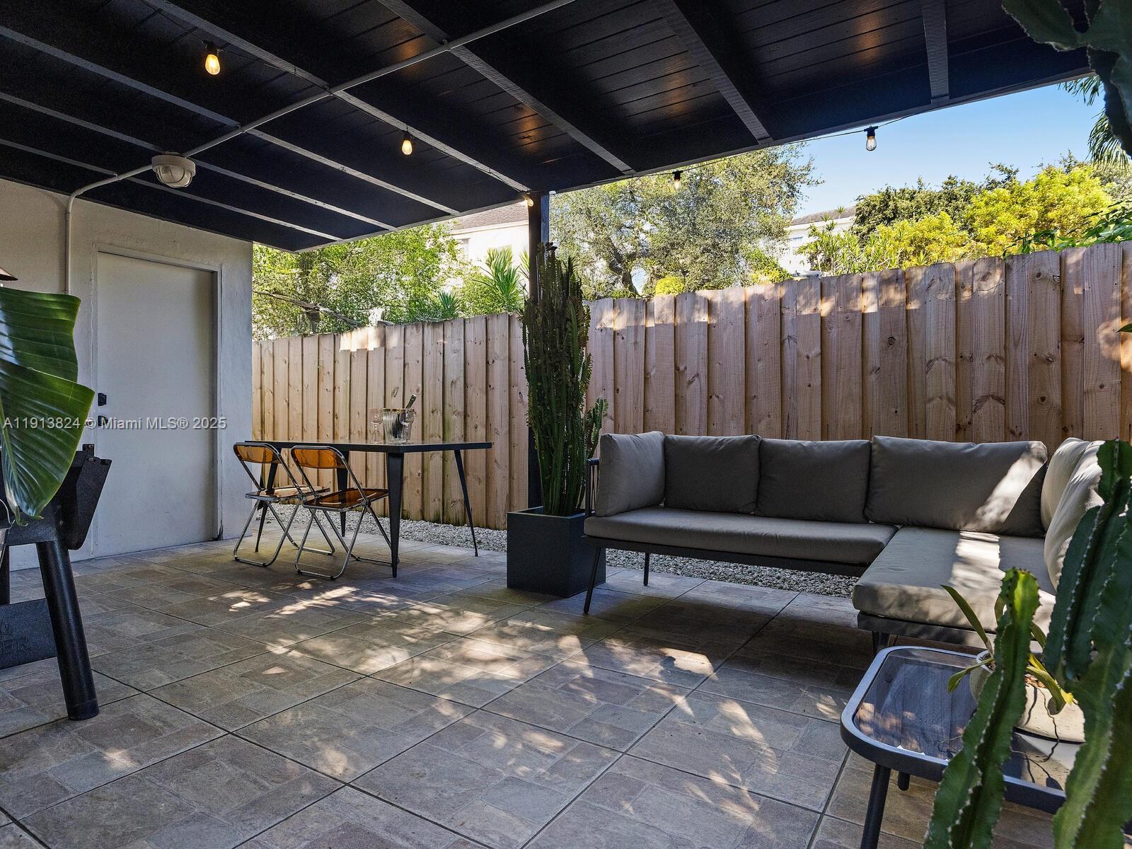 1009 NW 11th Ct Miami, FL 33136