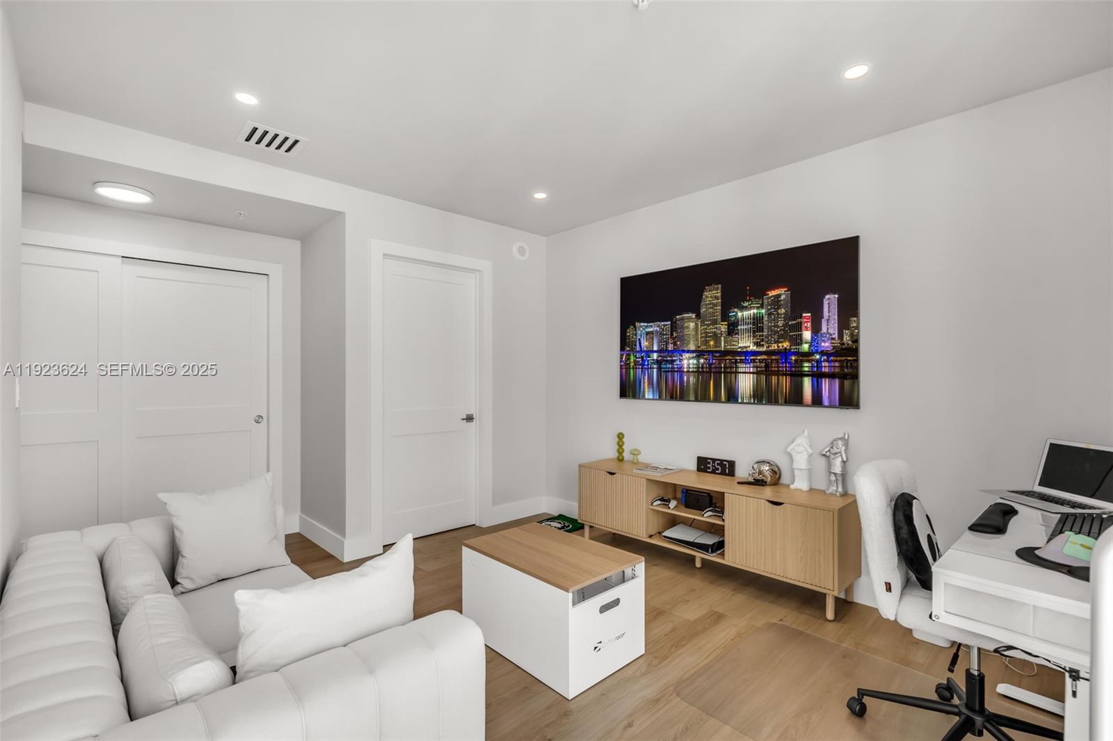 92 SW 3rd St #5204 Miami, FL 33130