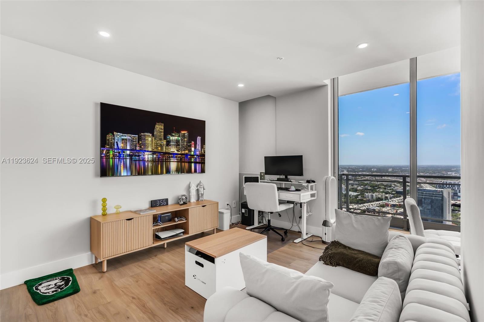 92 SW 3rd St #5204 Miami, FL 33130