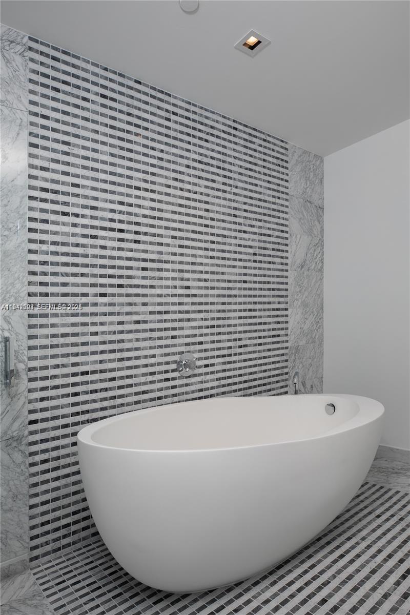 image The Elysee Condo39