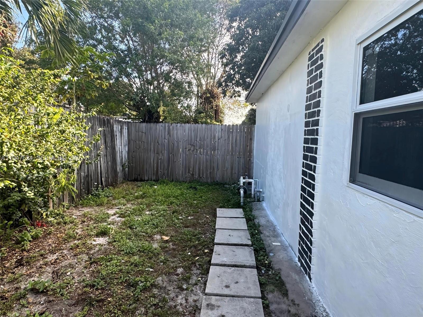 10521 NW 35th Ct Miami, FL 33147