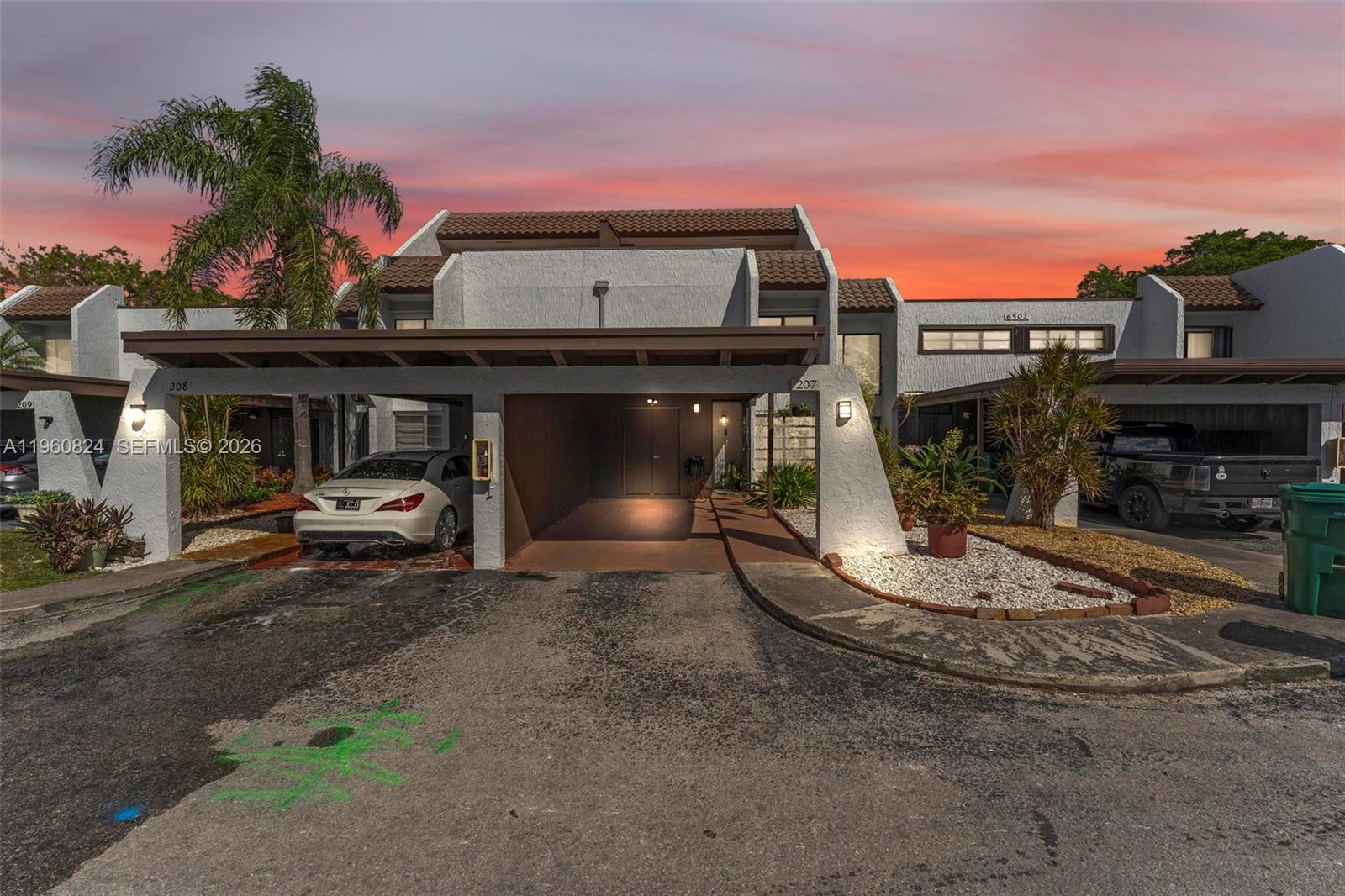 6502 Kendale Lks Dr #207