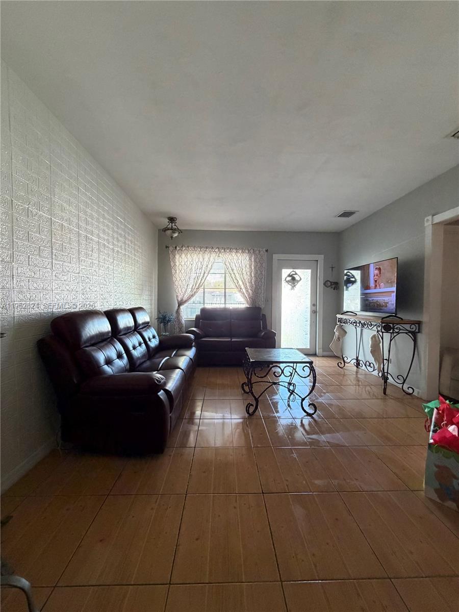 2460 NW 33rd St Miami, FL 33142