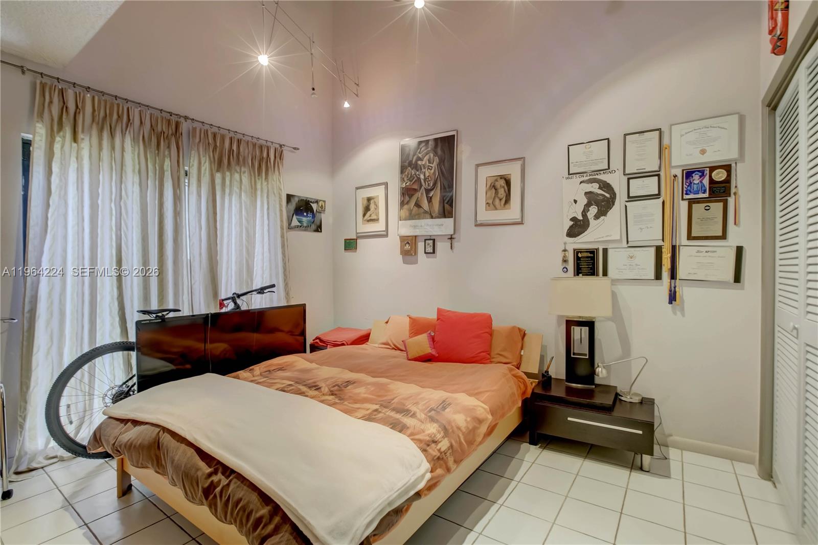 913 Diplomat Pkwy Hallandale Beach, FL 33009