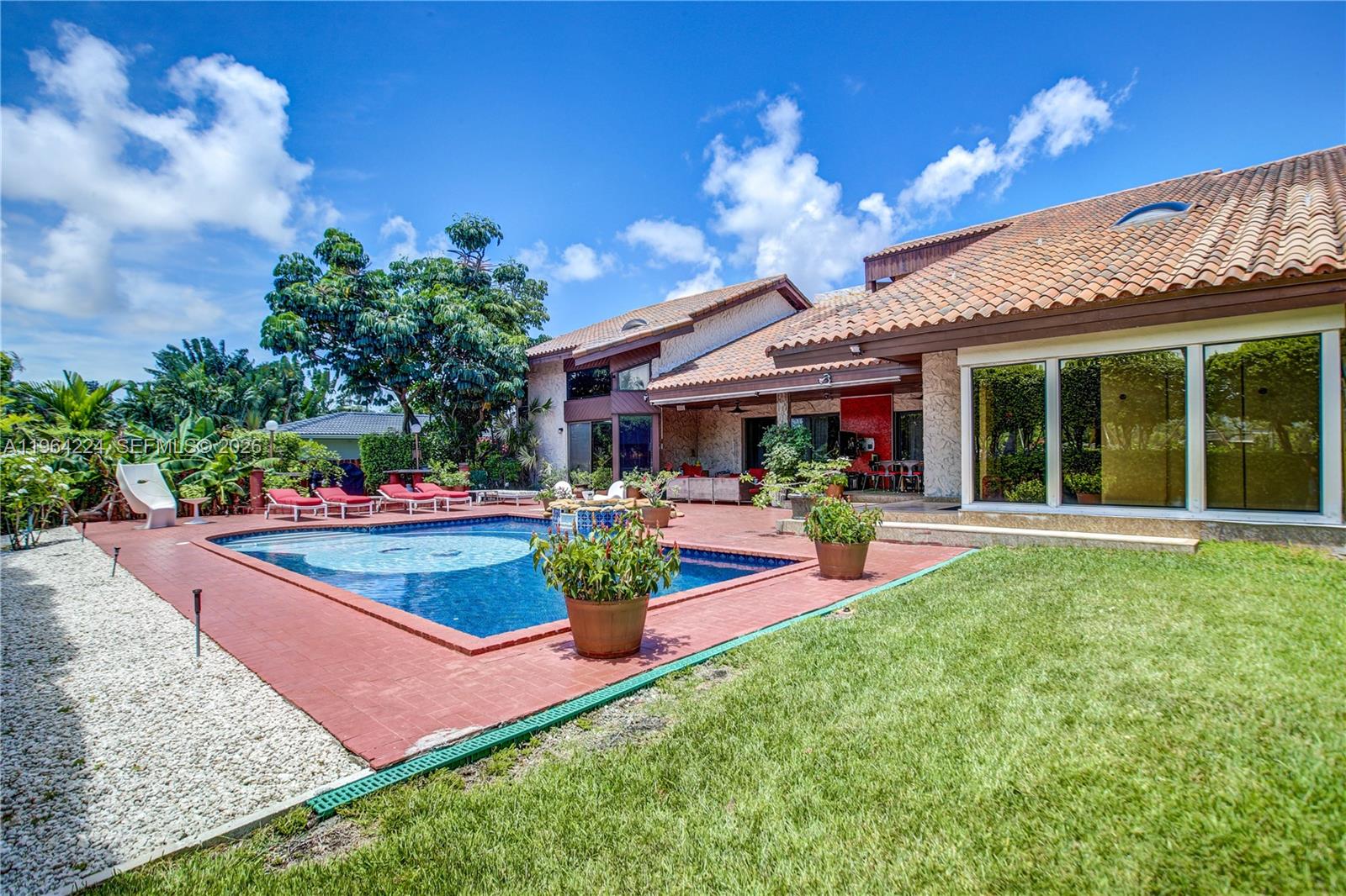 913 Diplomat Pkwy Hallandale Beach, FL 33009