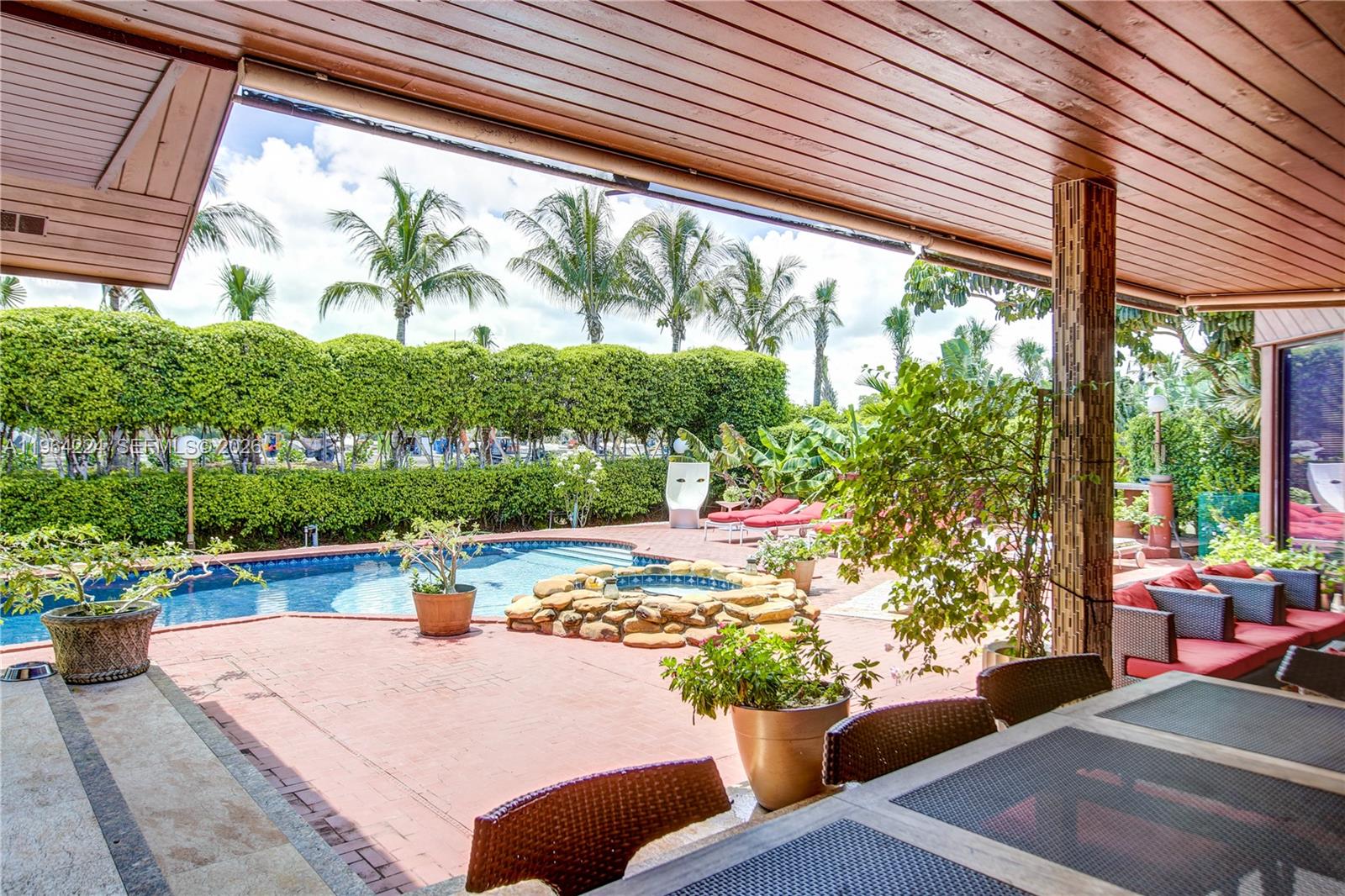 913 Diplomat Pkwy Hallandale Beach, FL 33009