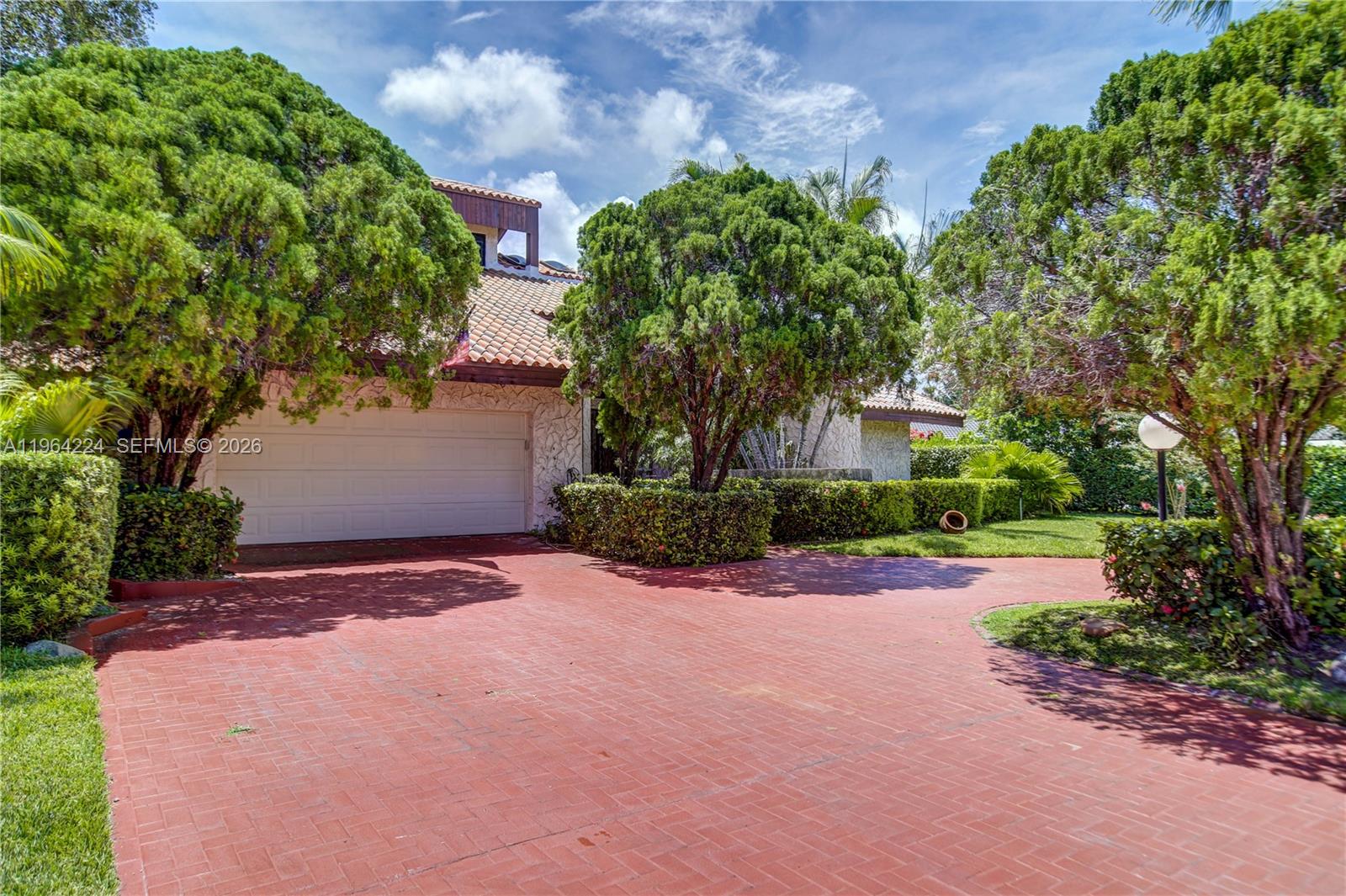 913 Diplomat Pkwy Hallandale Beach, FL 33009