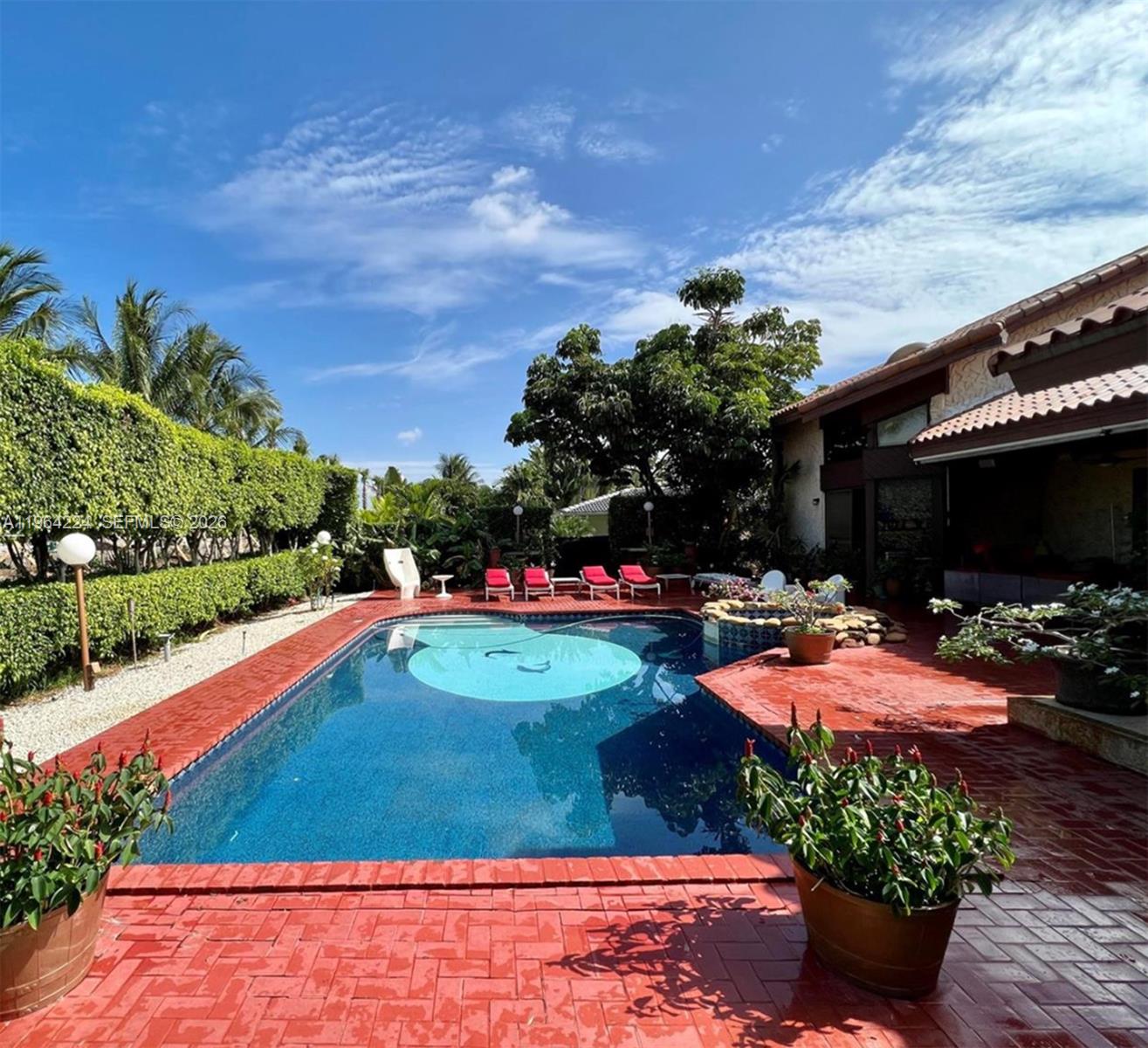 913 Diplomat Pkwy Hallandale Beach, FL 33009