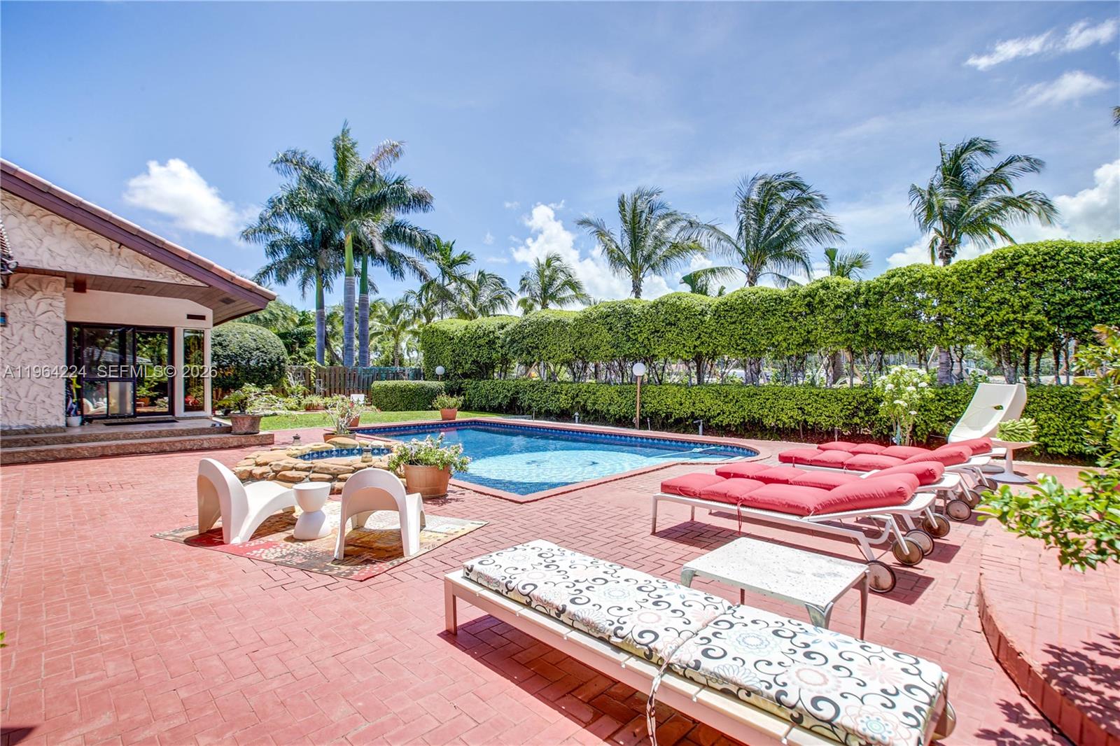 913 Diplomat Pkwy Hallandale Beach, FL 33009